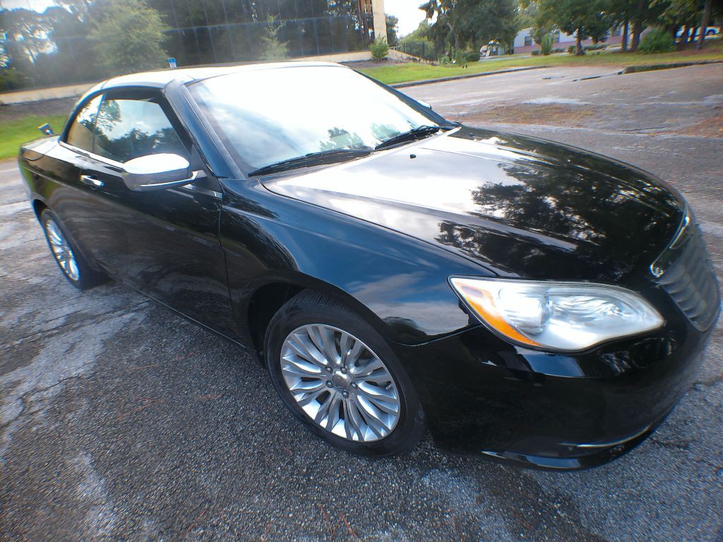 2011 Chrysler 200 Image 2