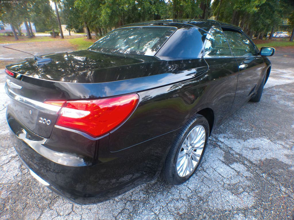 2011 Chrysler 200 Image 3