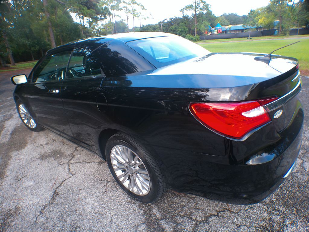 2011 Chrysler 200 Image 4