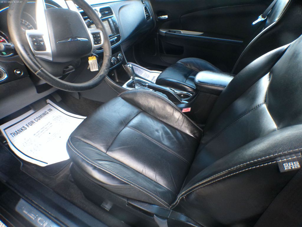 2011 Chrysler 200 Image 5