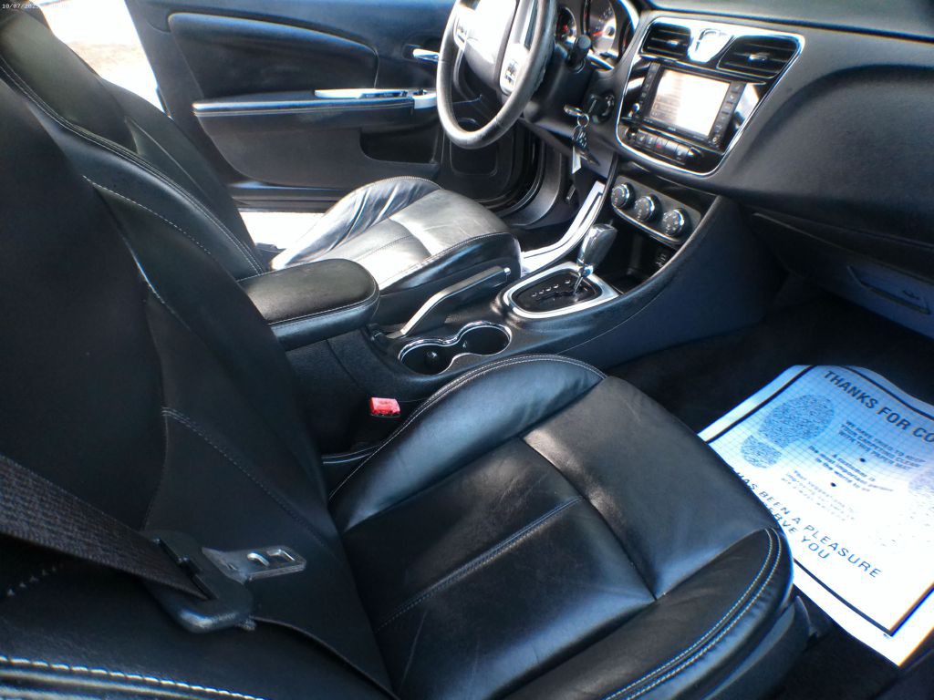 2011 Chrysler 200 Image 7