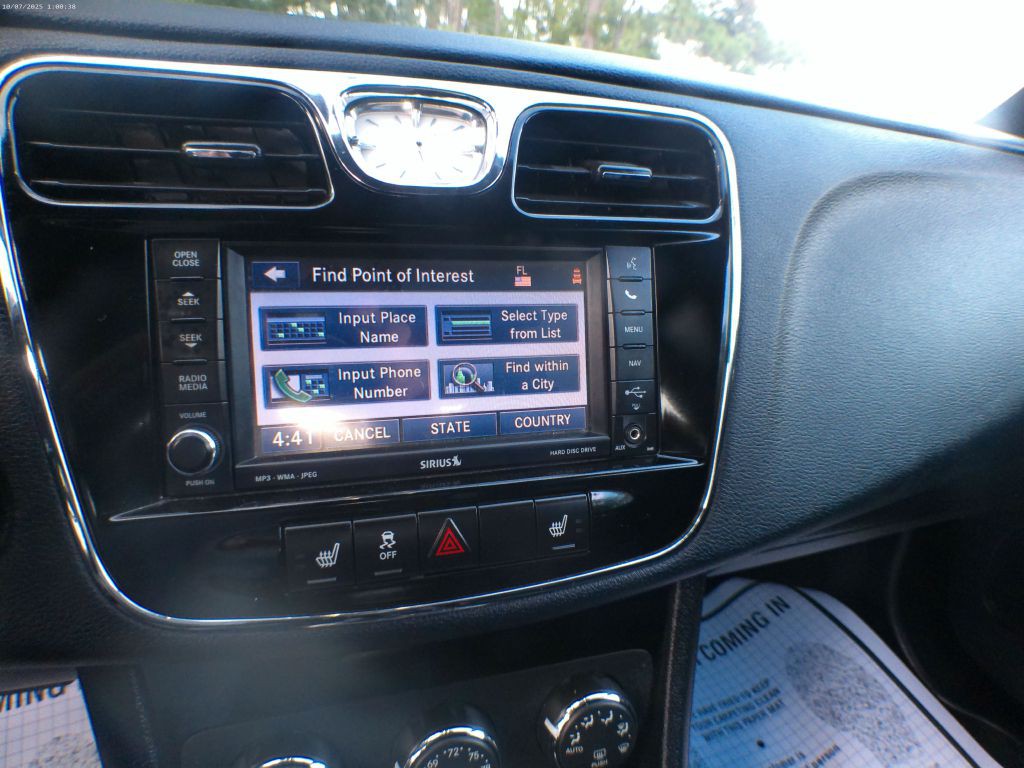 2011 Chrysler 200 Image 11