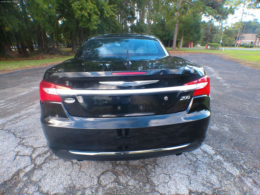 2011 Chrysler 200 Image 16