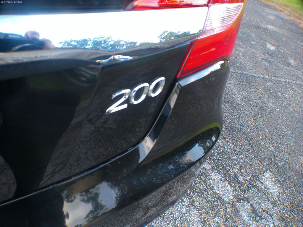 2011 Chrysler 200 Image 17