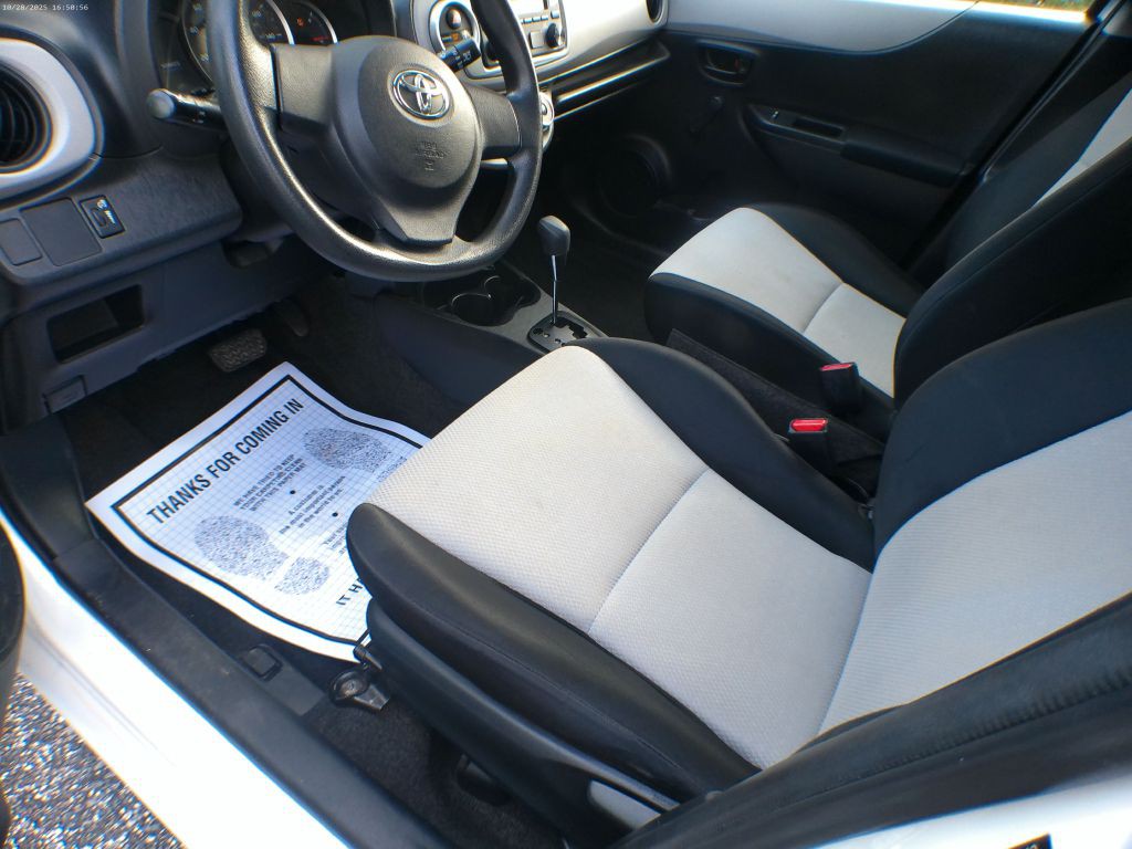 2012 Toyota Yaris Image 5