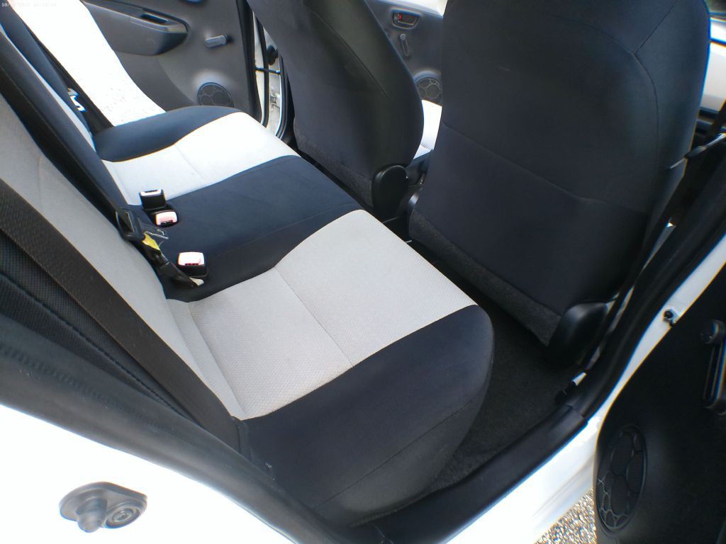 2012 Toyota Yaris Image 8