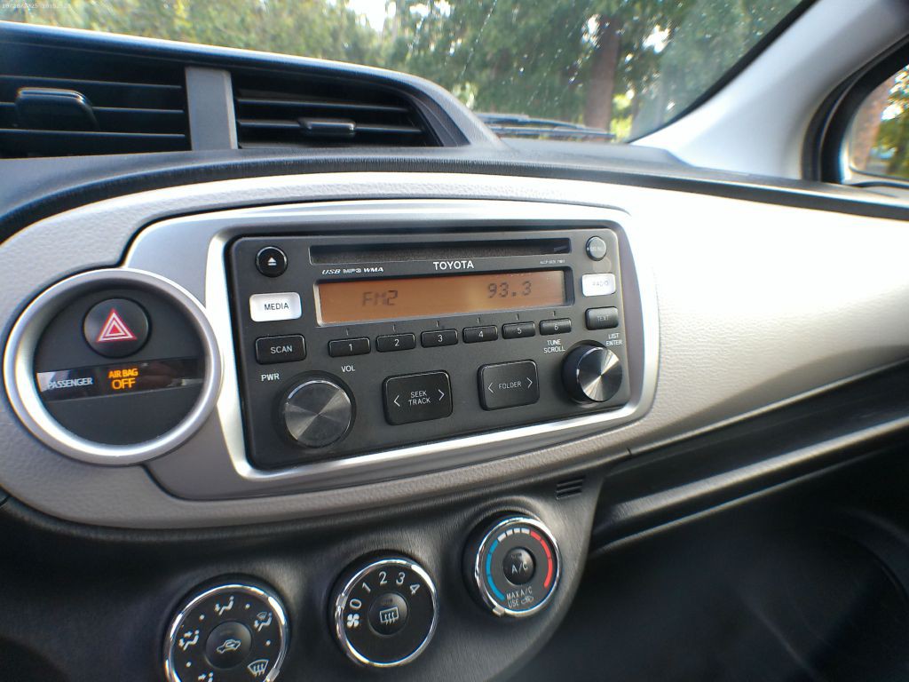 2012 Toyota Yaris Image 10