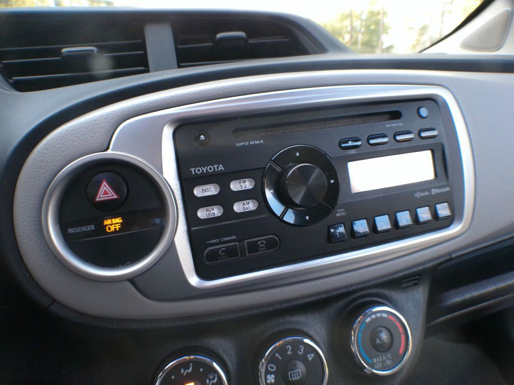 2013 Toyota Yaris Image 9