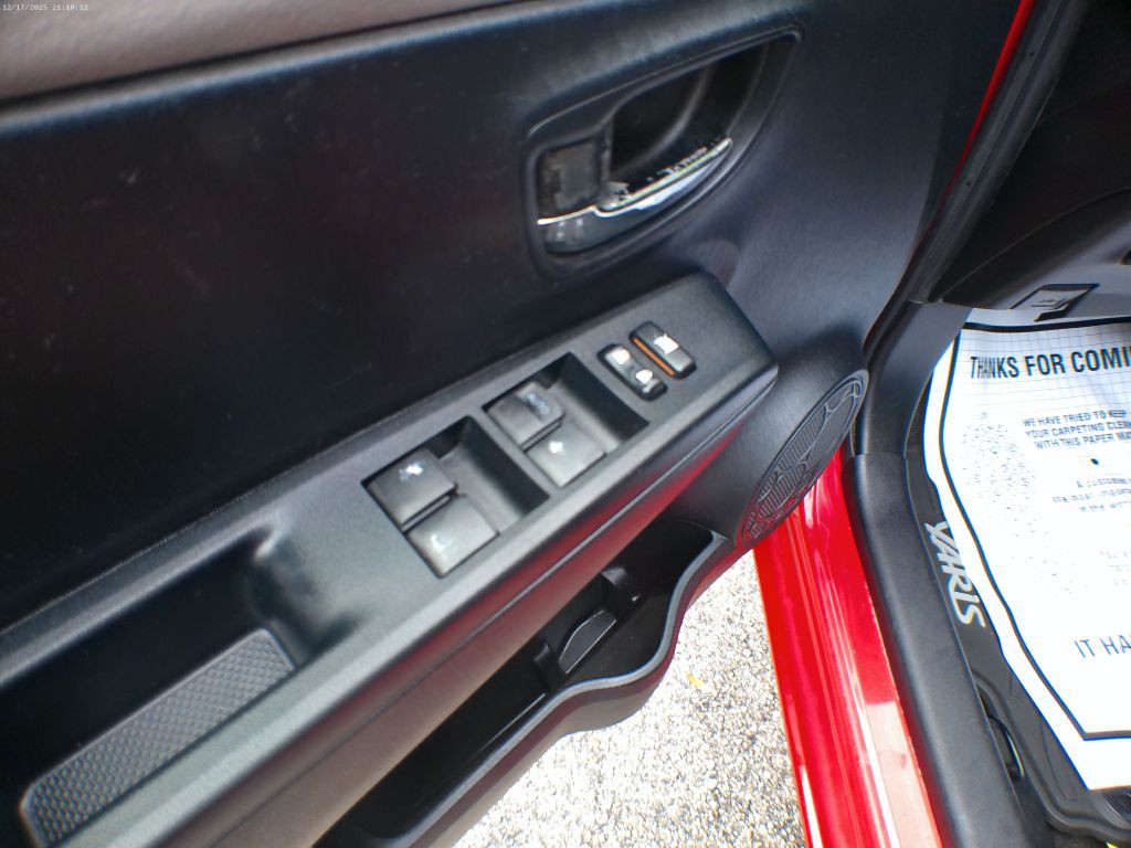 2013 Toyota Yaris Image 6