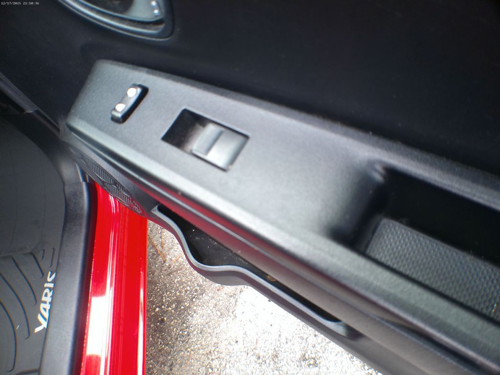 2013 Toyota Yaris Image 9