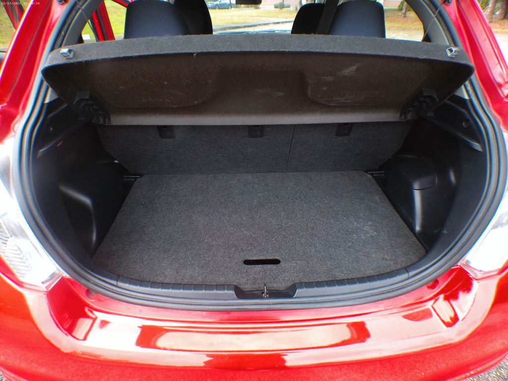 2013 Toyota Yaris Image 11