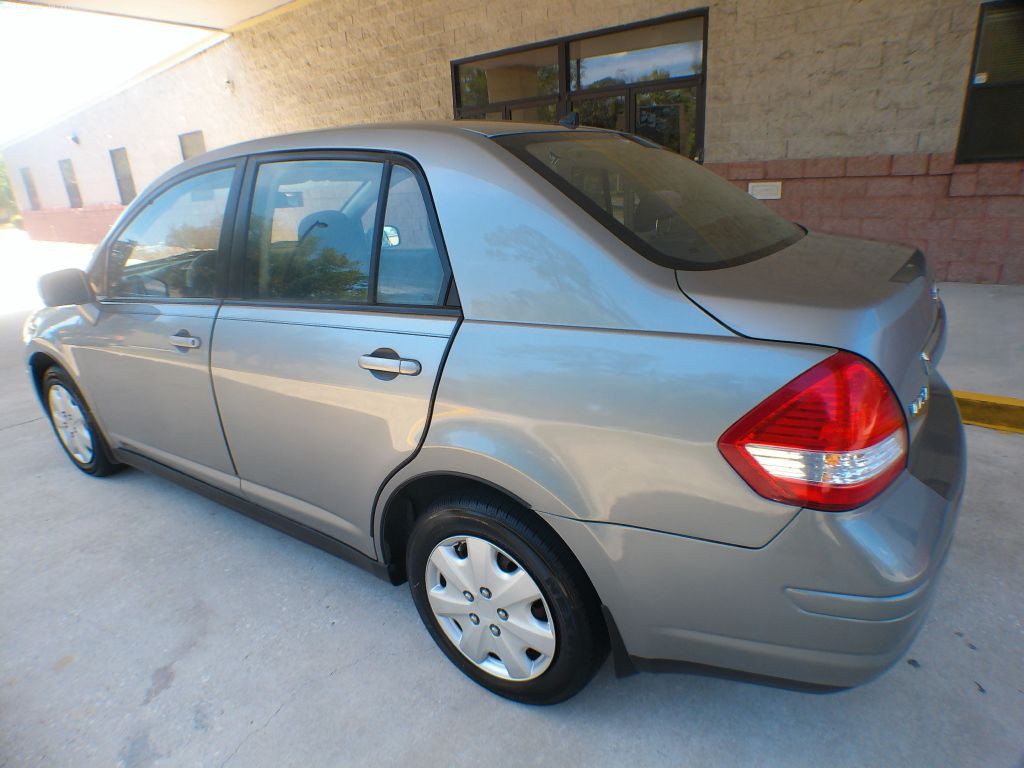 2011 Nissan Versa Image 4
