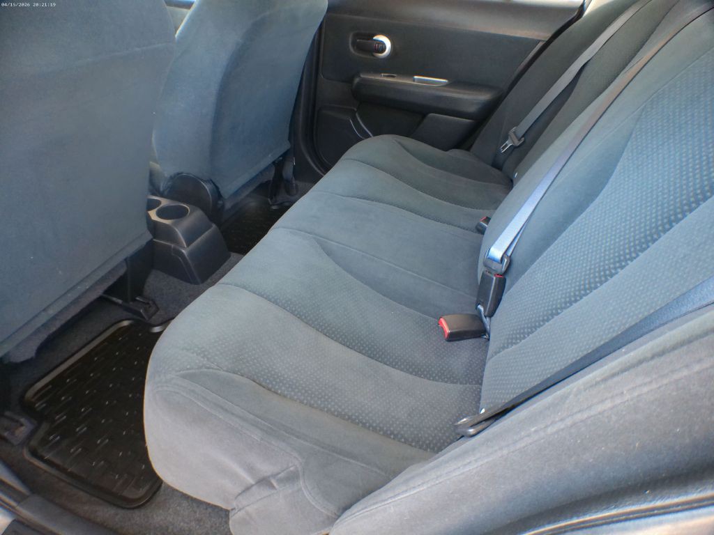 2011 Nissan Versa Image 6