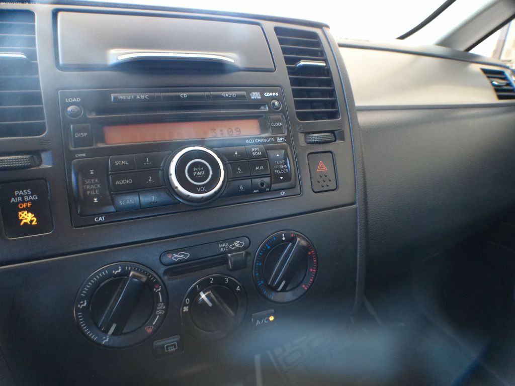 2011 Nissan Versa Image 10