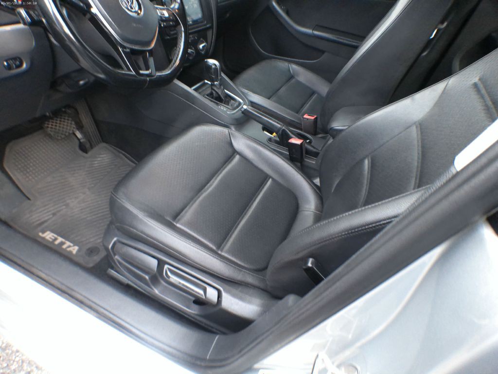 2016 Volkswagen Jetta Image 2