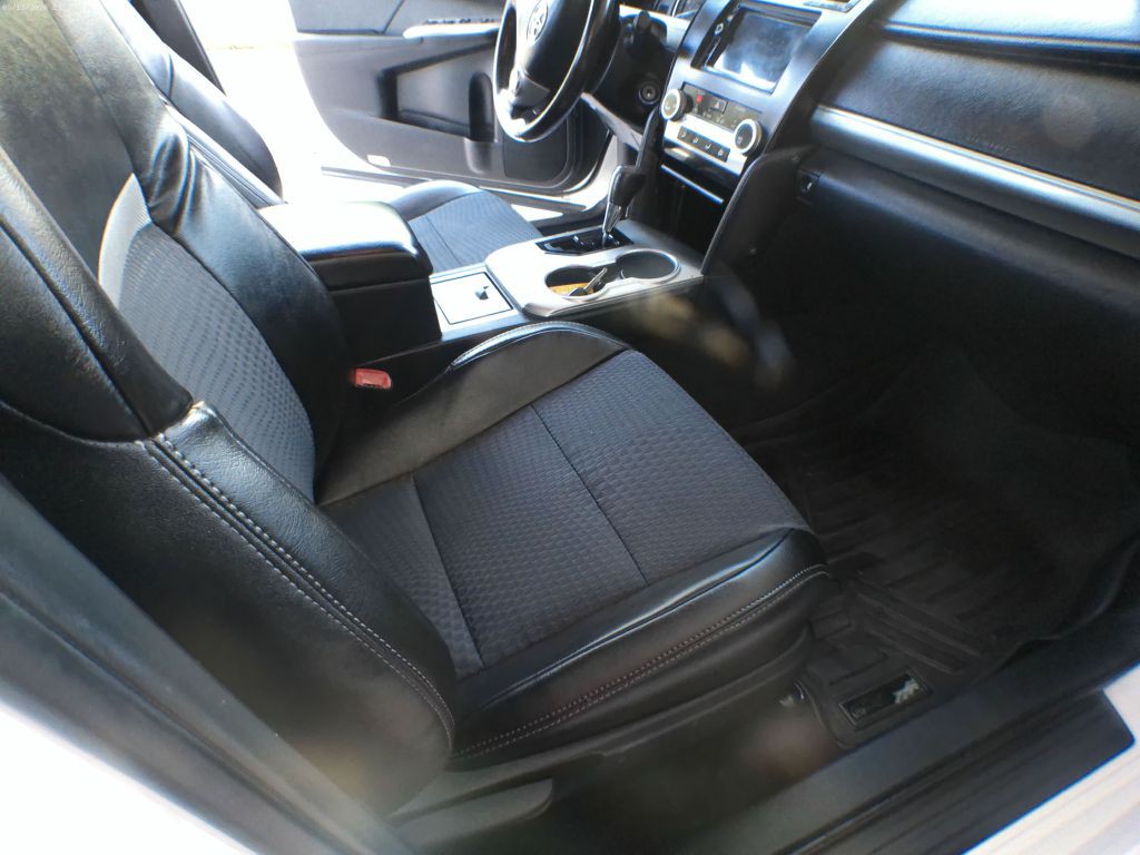 2012 Toyota Camry Image 5