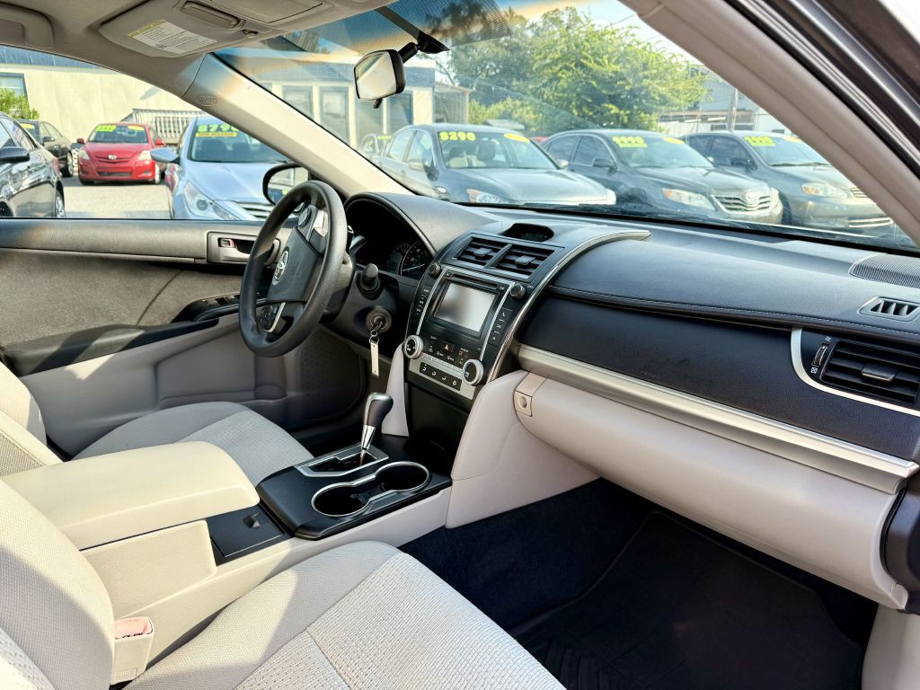 2012 Toyota Camry Image 16