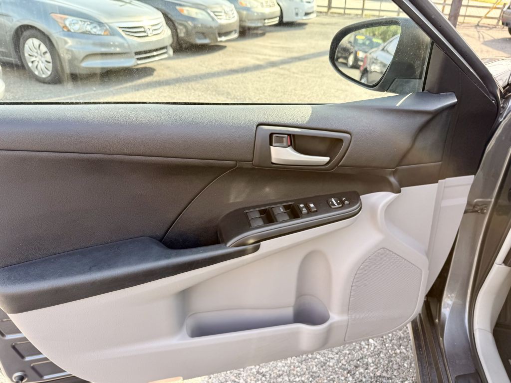 2012 Toyota Camry Image 17