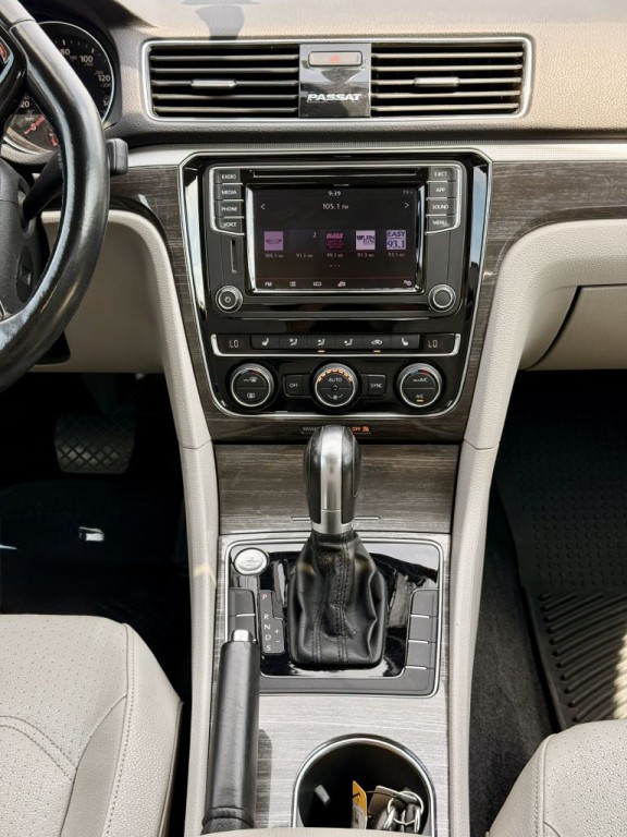 2018 Volkswagen Passat Image 15