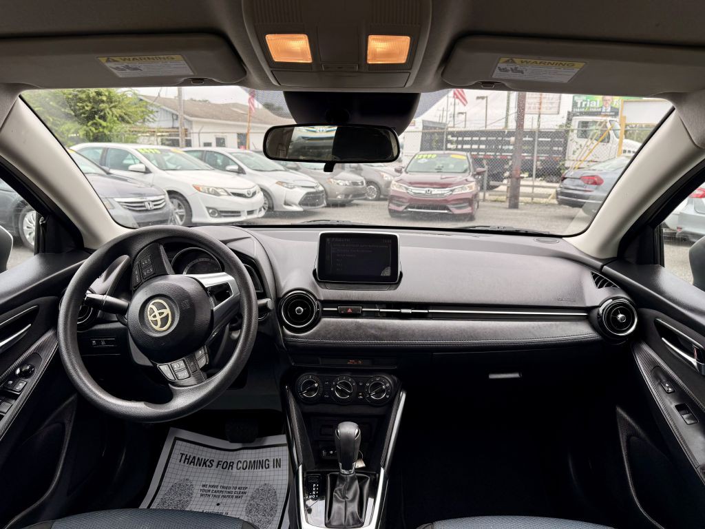 2017 Toyota Yaris Image 11