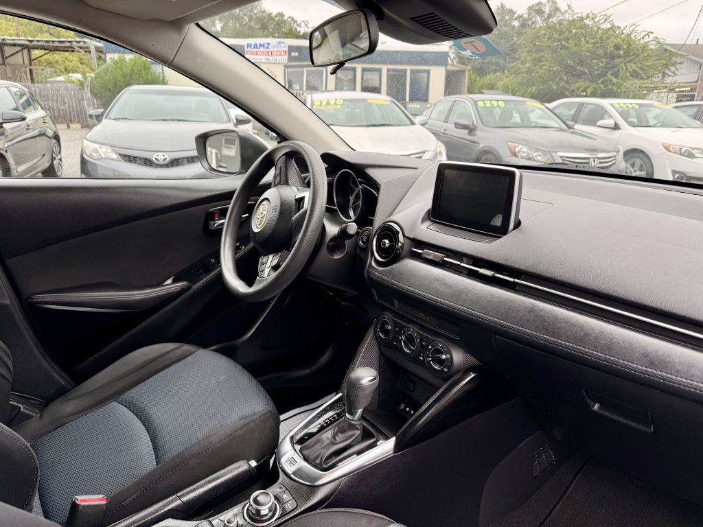2017 Toyota Yaris Image 16