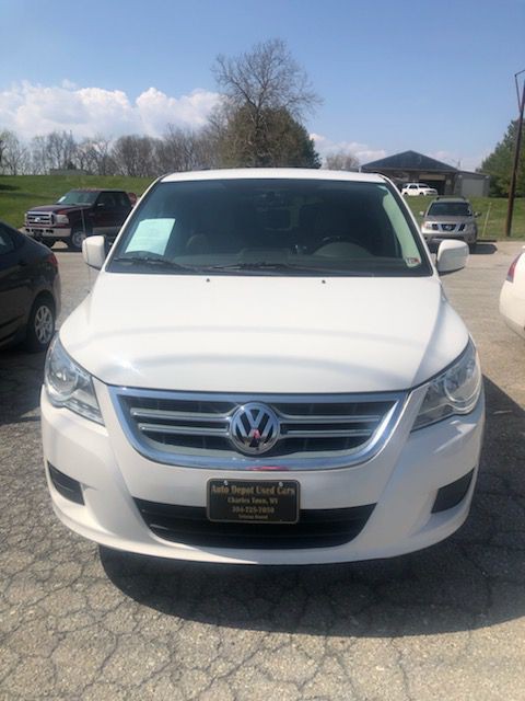 2012 Volkswagen Routan Image 1