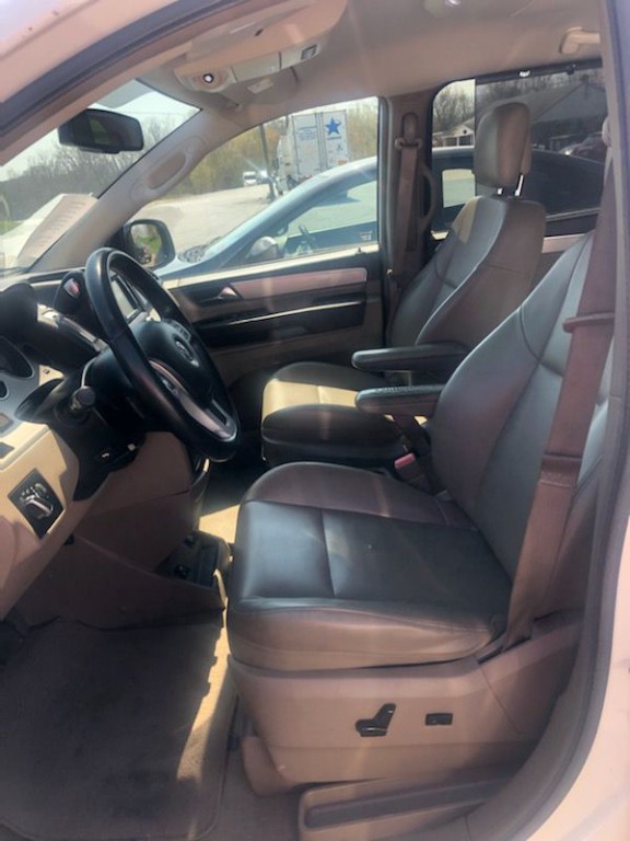 2012 Volkswagen Routan Image 2