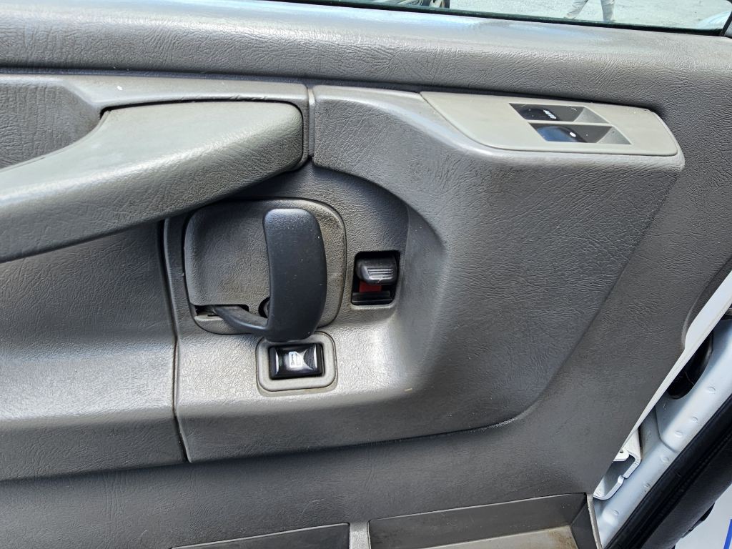 2015 Chevrolet Express Image 13