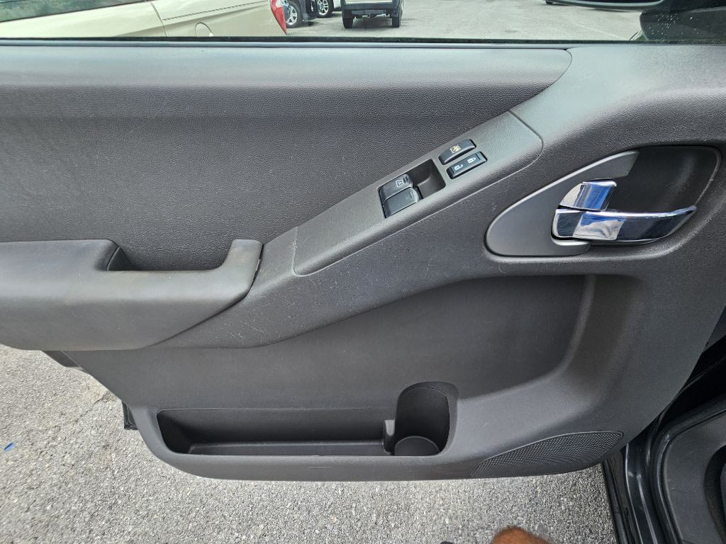 2010 Nissan Frontier Image 24