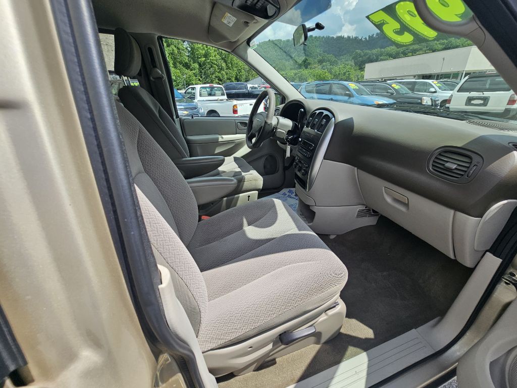 2006 Chrysler Town & Country Image 9