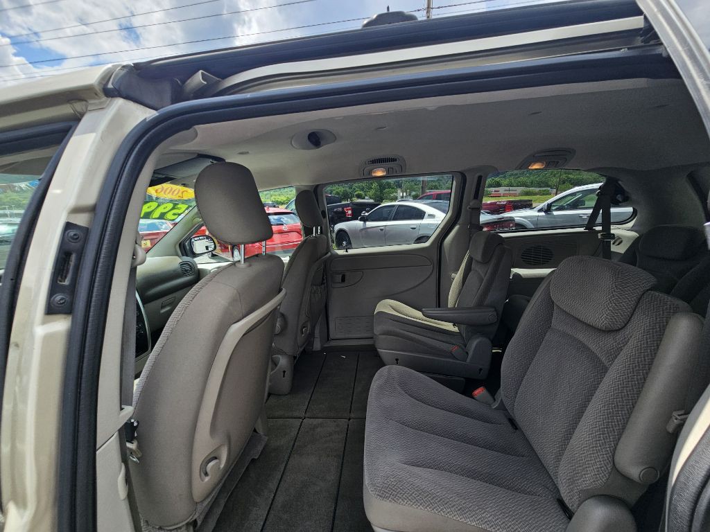 2006 Chrysler Town & Country Image 10