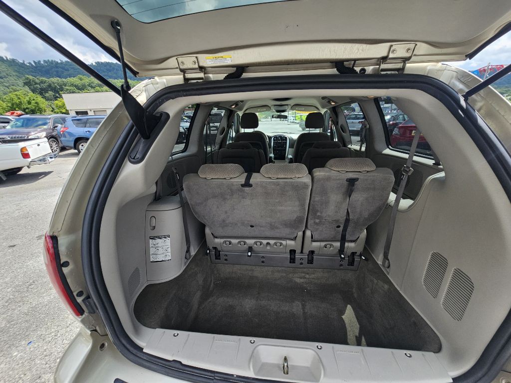 2006 Chrysler Town & Country Image 11