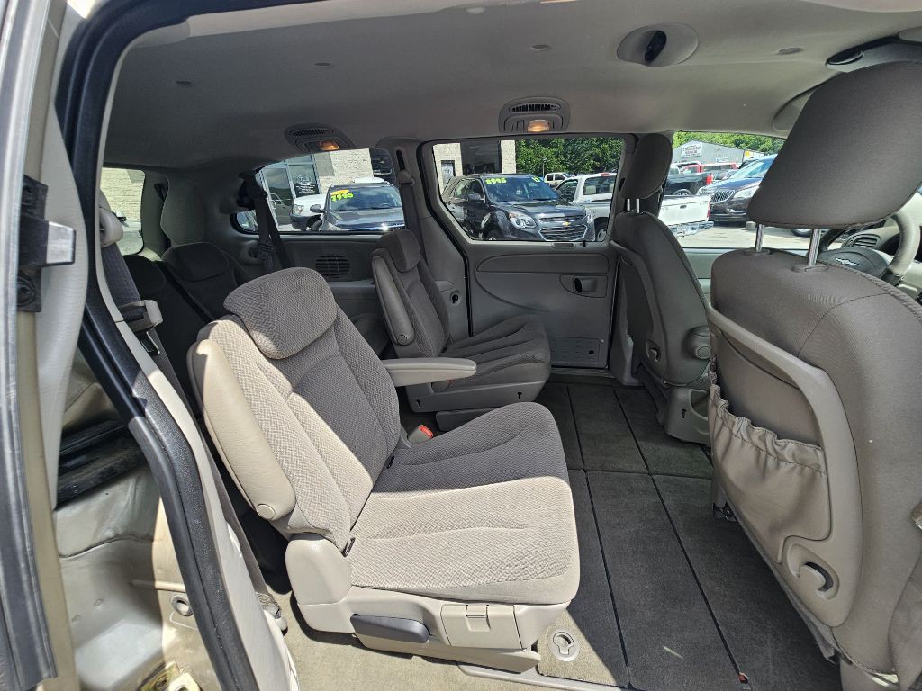 2006 Chrysler Town & Country Image 12