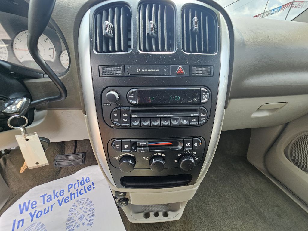 2006 Chrysler Town & Country Image 14