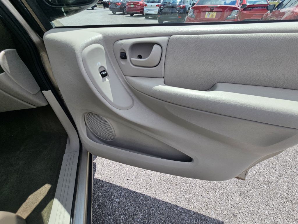2006 Chrysler Town & Country Image 16