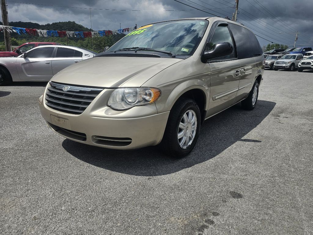 2006 Chrysler Town & Country Image 1