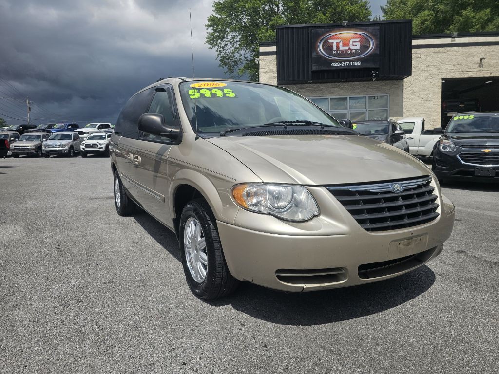 2006 Chrysler Town & Country Image 3