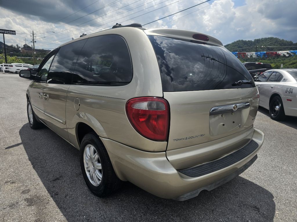 2006 Chrysler Town & Country Image 6