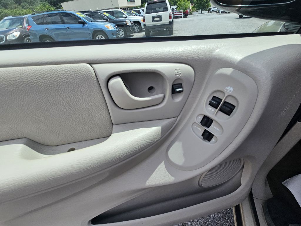 2006 Chrysler Town & Country Image 15