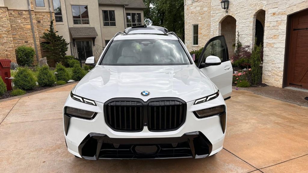 2024 BMW X7 Image 2