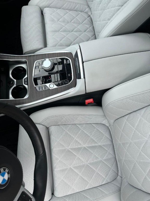 2024 BMW X7 Image 32