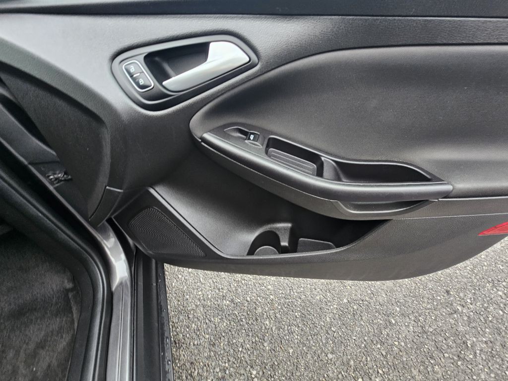 2015 Ford Focus Image 17