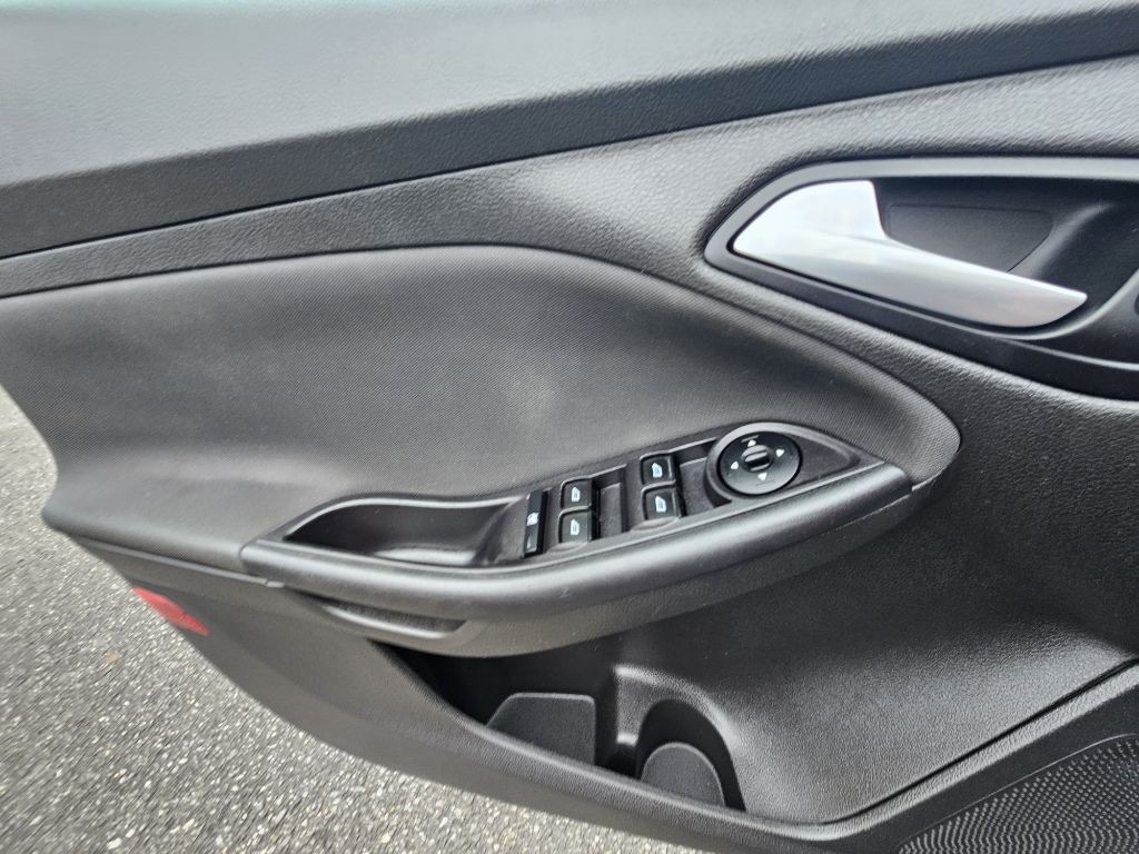 2015 Ford Focus Image 16