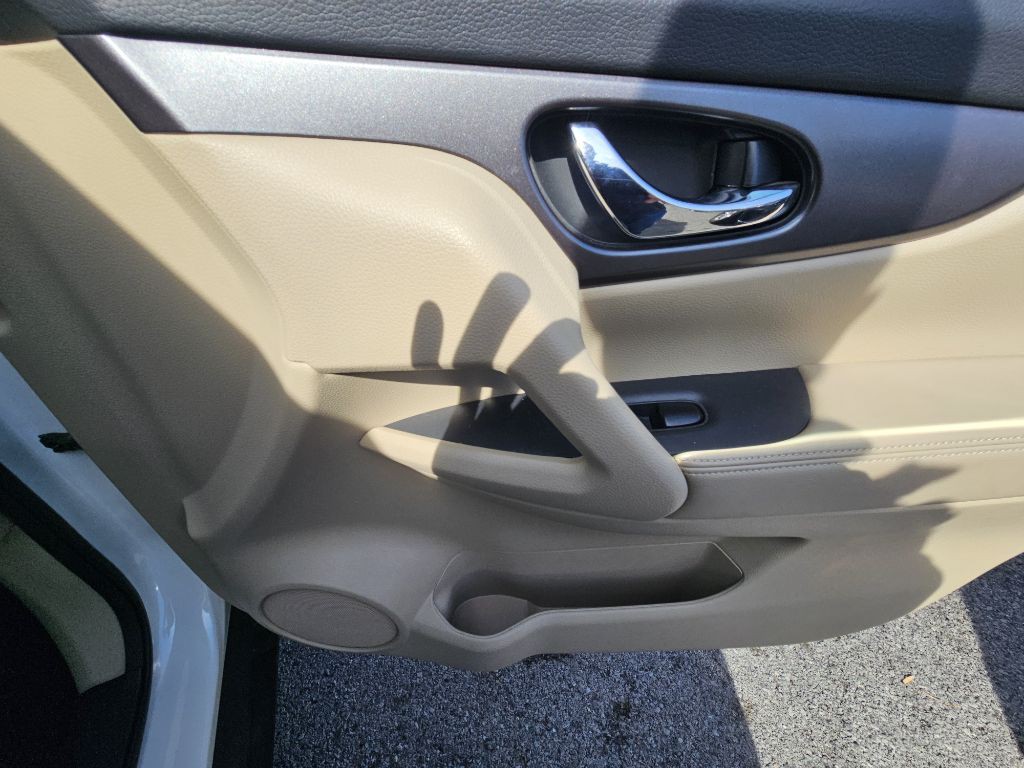 2016 Nissan Rogue Image 16