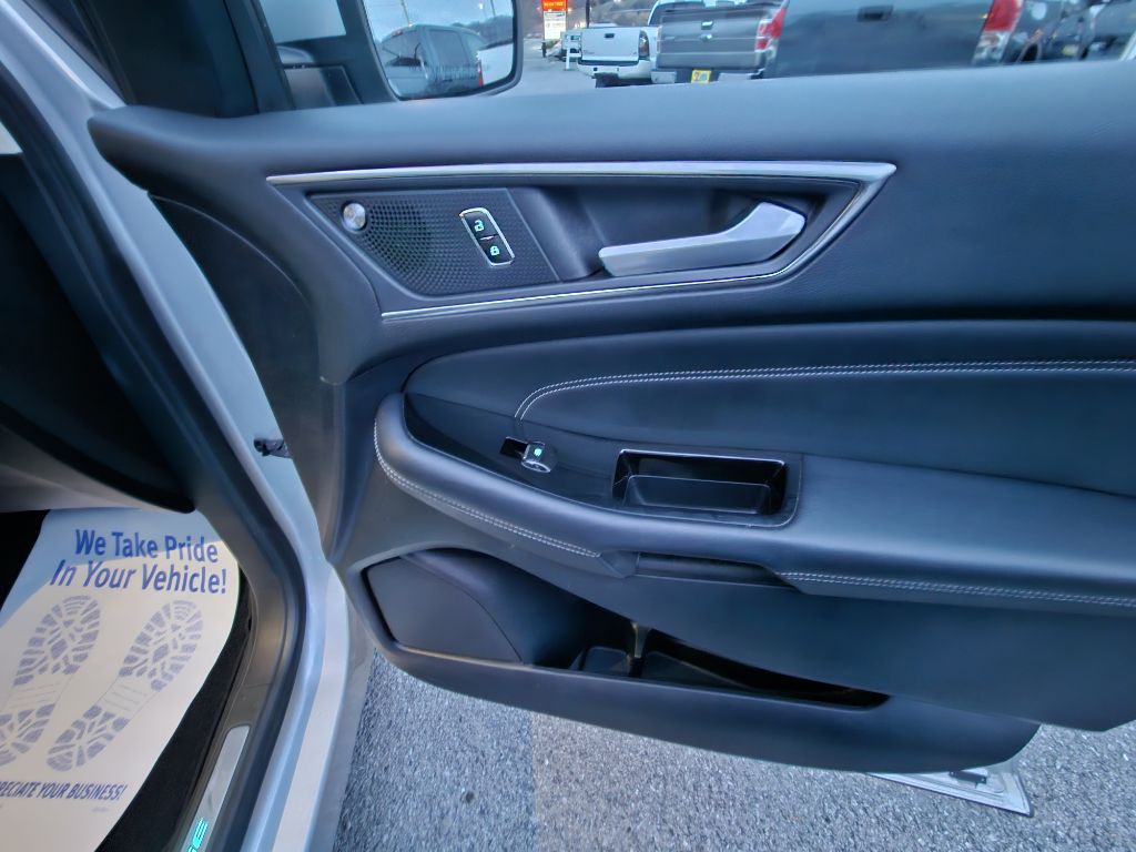 2019 Ford Edge Image 16