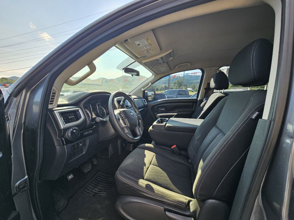 2017 Nissan Titan Image 7