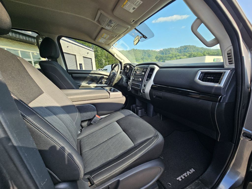 2017 Nissan Titan Image 8