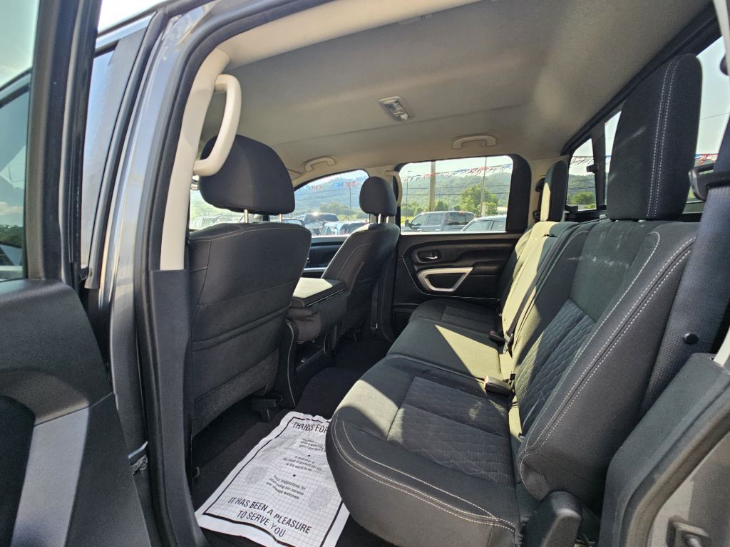 2017 Nissan Titan Image 9