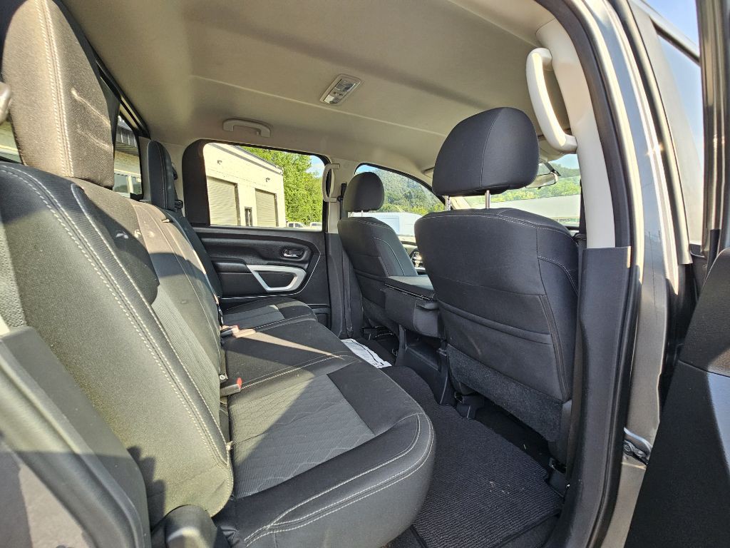 2017 Nissan Titan Image 10
