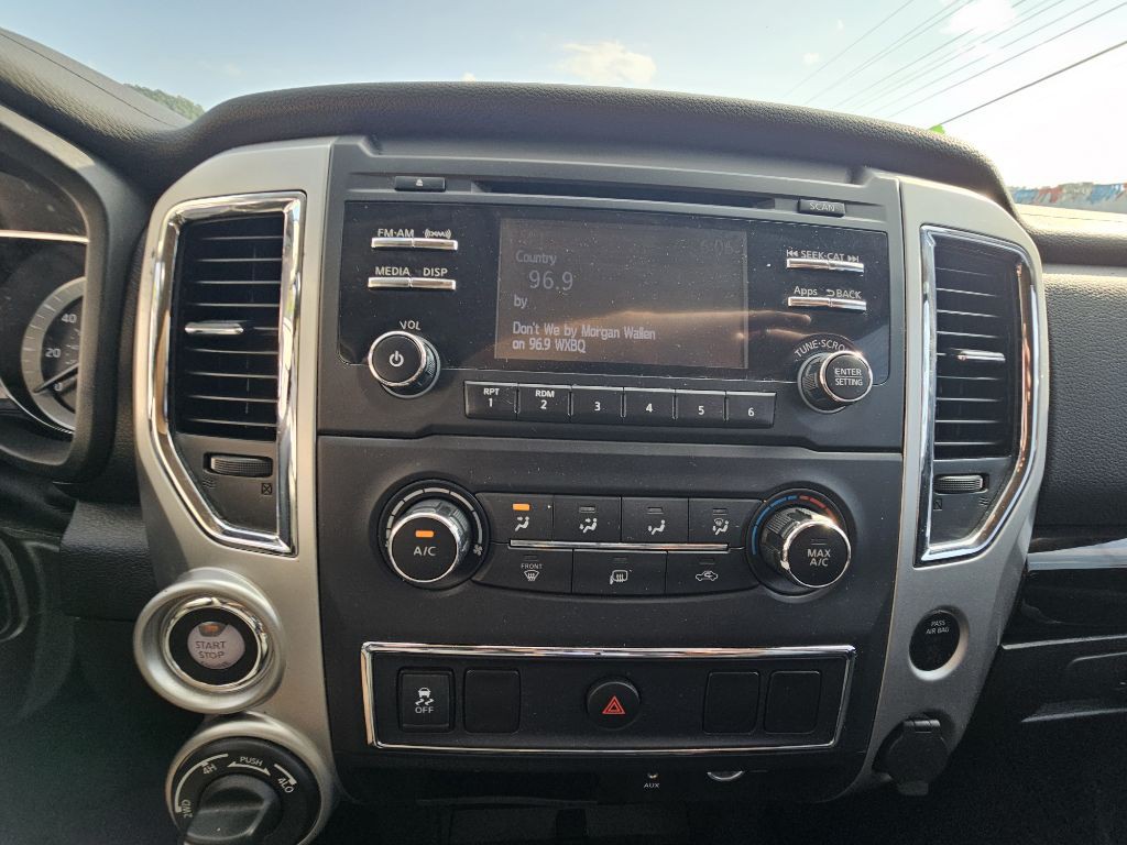 2017 Nissan Titan Image 11